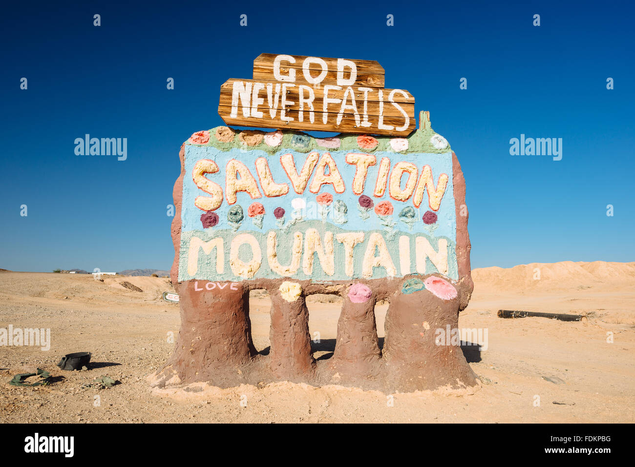 Ein Schild am Eingang zum Salvation Mountain in Slab City, Kalifornien Stockfoto