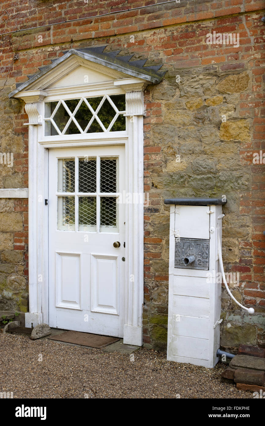 Eine Wasserpumpe achtzehnten Jahrhundert neben der Tür zum Garten in Quebec Haus, Westerham, Kent. Stockfoto