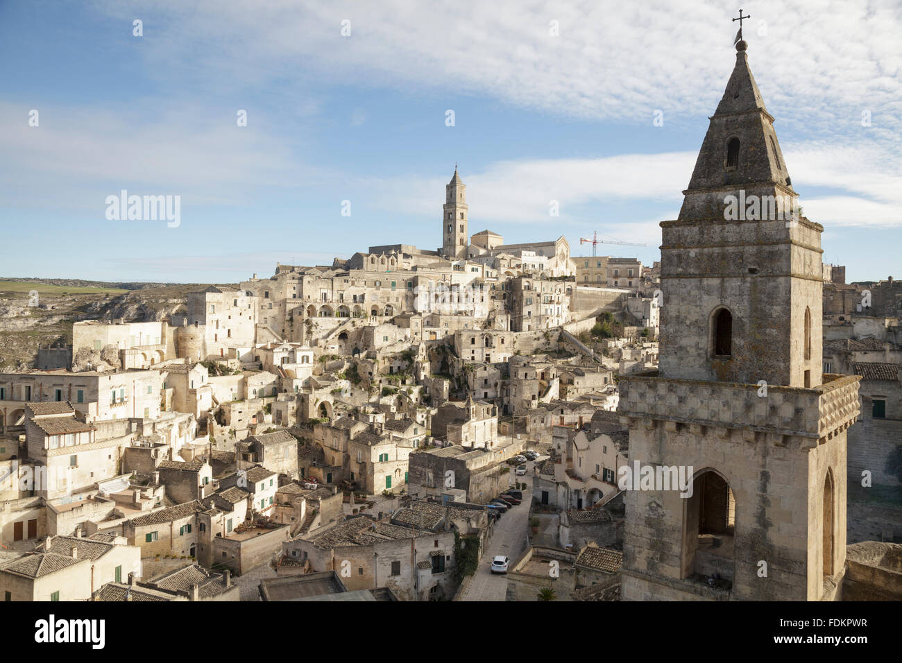 Blick über die Stadt vom Kloster Saint Agostino mit Glockenturm der Kirche St. Pietro Barisano, Matera, Basilikata, Italien Stockfoto