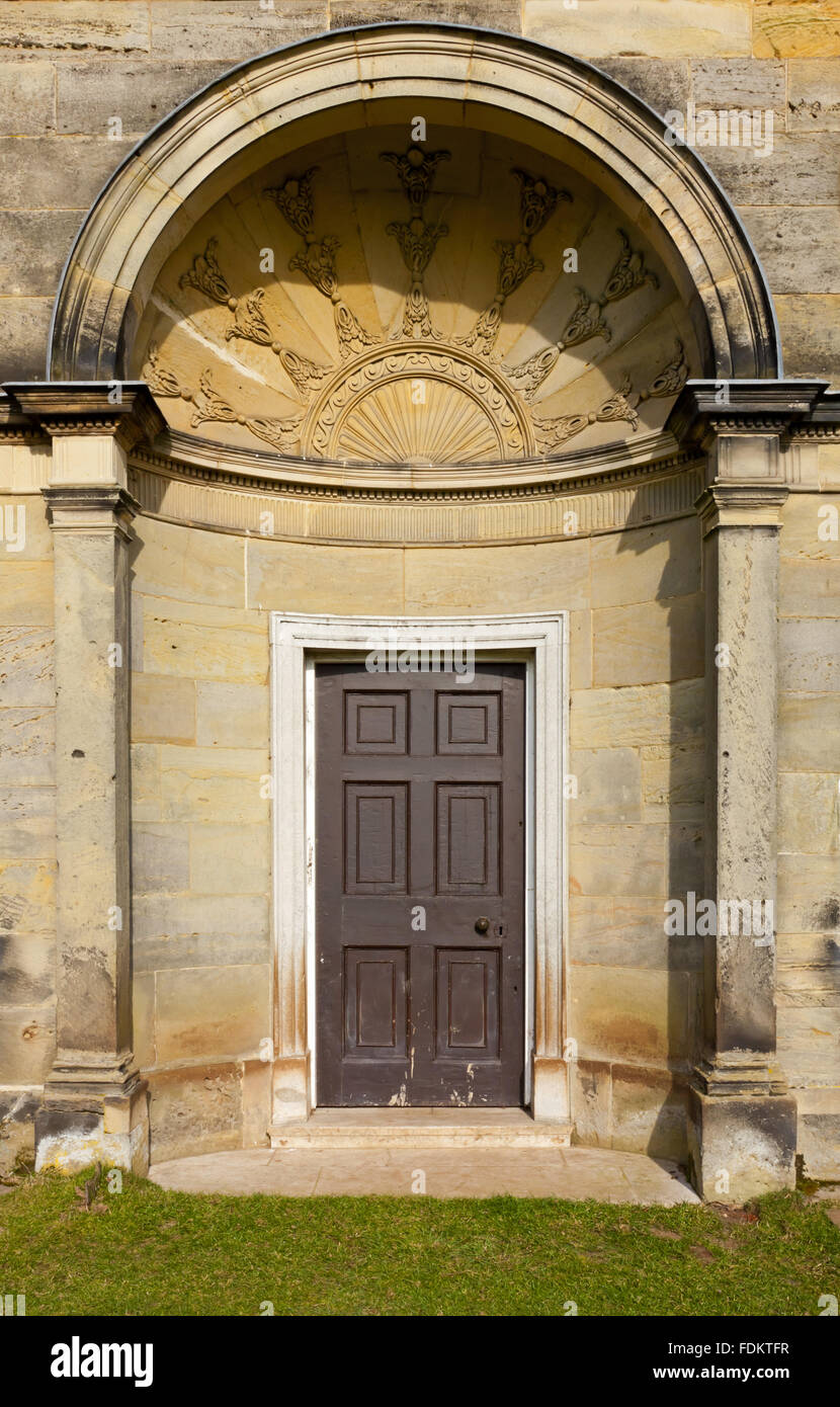 Die Tür in der zentralen Nische oder Exedra der Fischraum Kedleston Hall, Derbyshire. Der Fischraum wurde von Robert Adam entworfen und gebaut in 1770-2 auf dem oberen See. Stockfoto