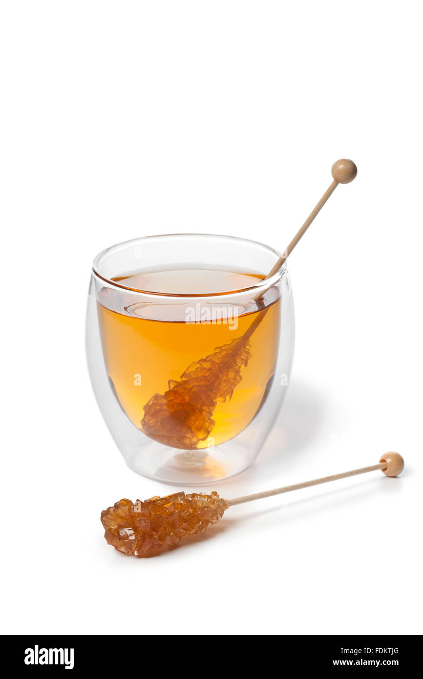 Tee mit braunem Kandis-Stick auf weißem Hintergrund Stockfoto