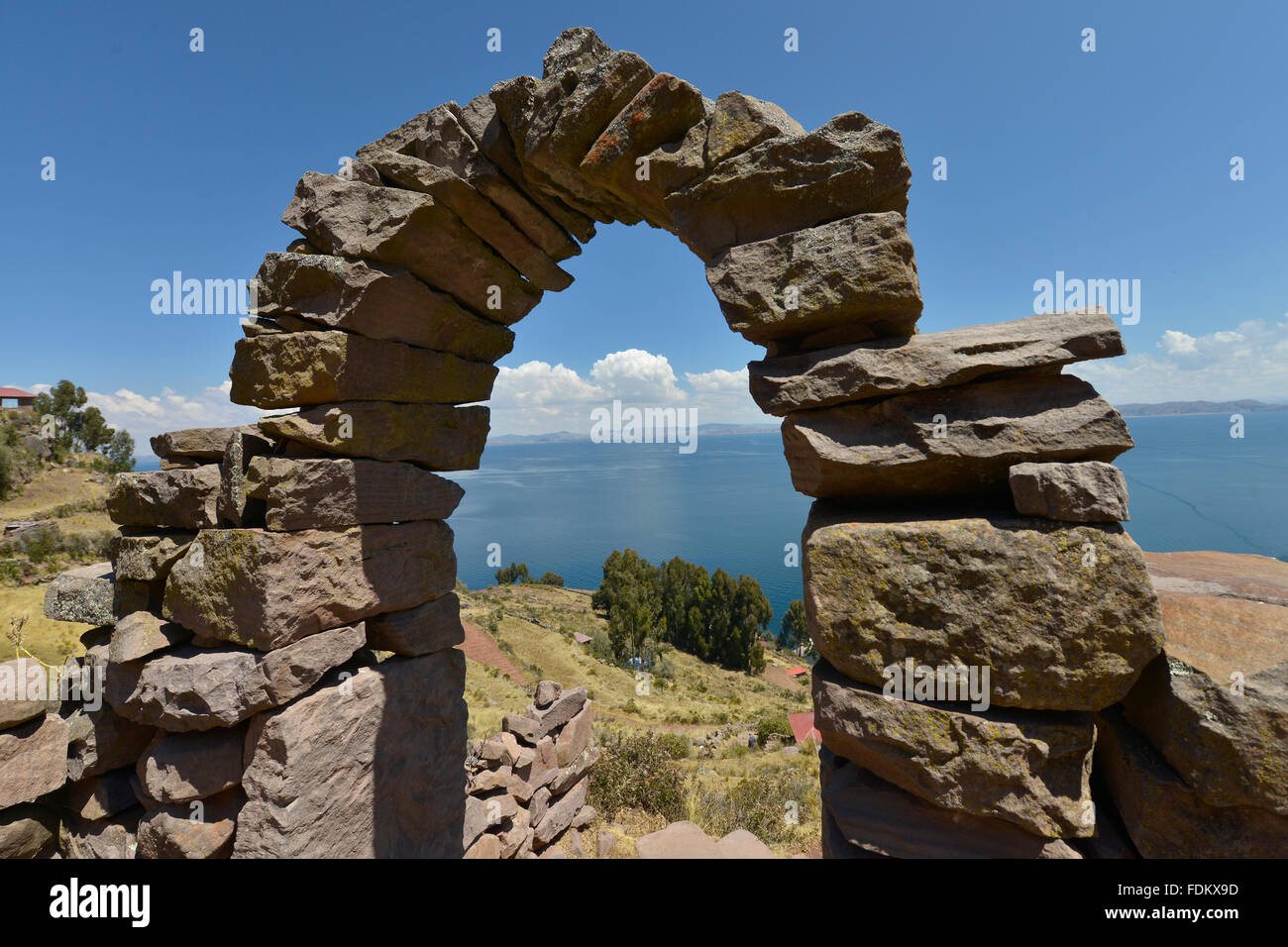 Felsigen Bogen auf der Insel Taquile im Titicacasee, Puno, Peru. Stockfoto