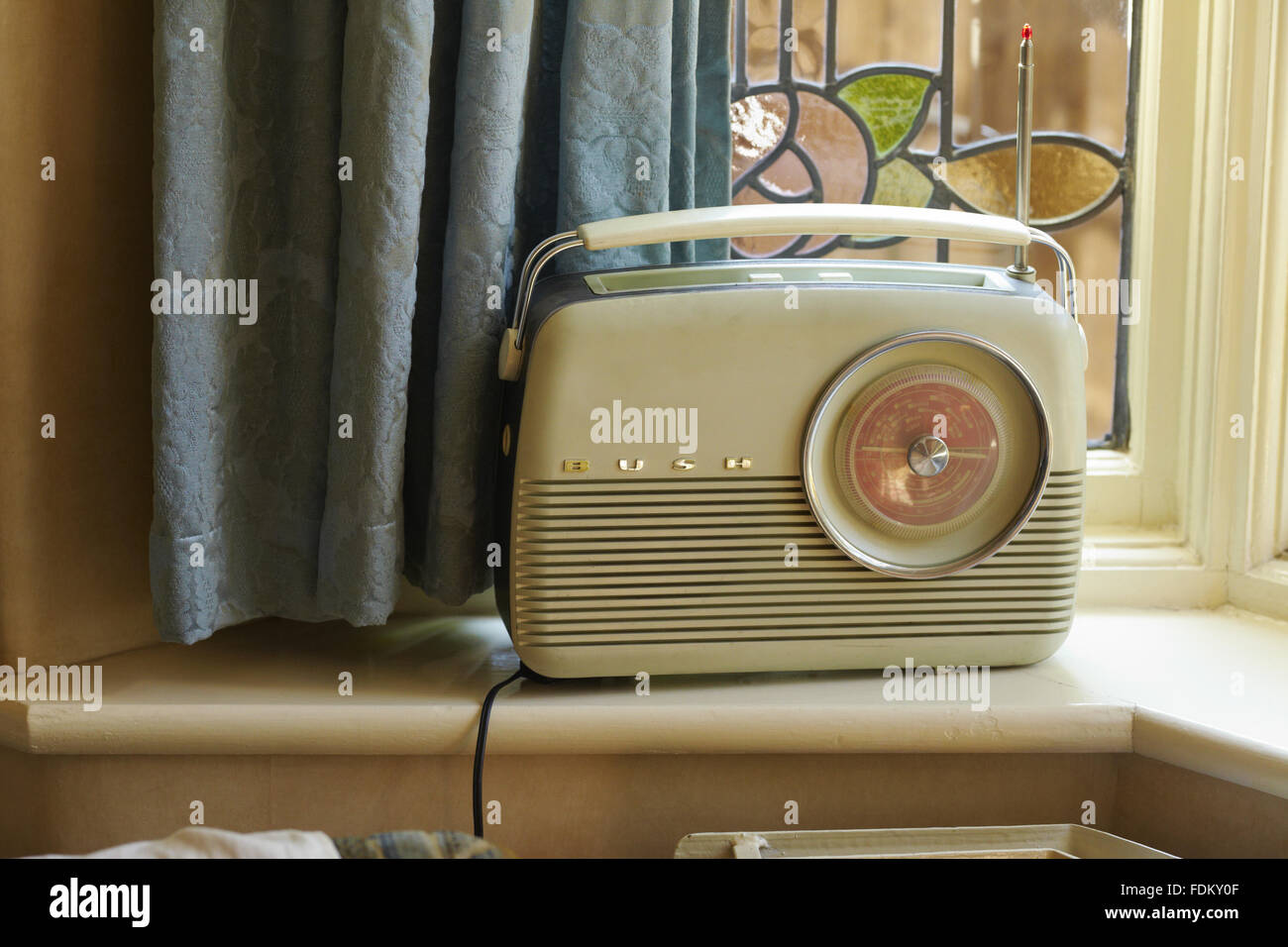 Ein Bush Radio auf Mendips, die Kindheit Zuhause von John Lennon, in Woolton, Liverpool. Stockfoto