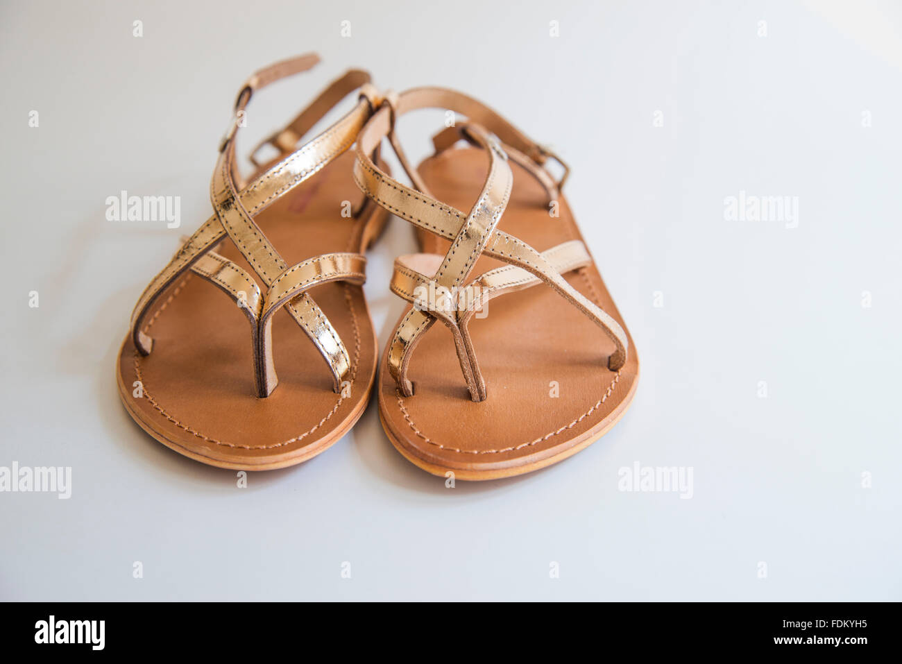 Paar goldene Sandalen. Stockfoto