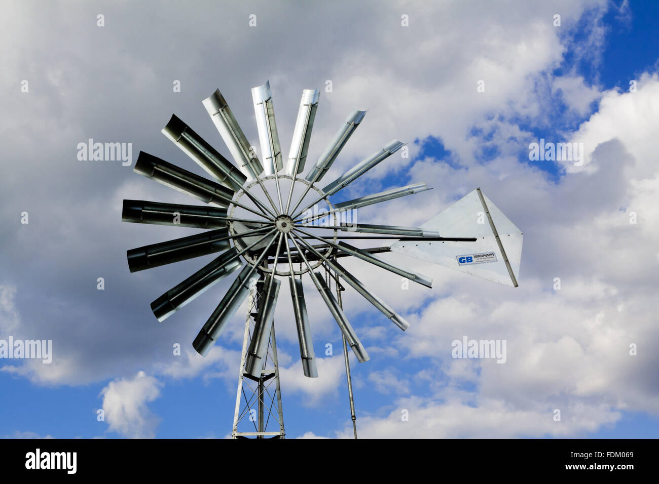 Der neue Wind Pumpen bei Wicken Fen National Nature Reserve, Cambridgeshire. Die Wind-Pumpe wurde im Jahr 2011 beauftragt, für seltene Feuchtgebietspflanzen in Wicken Moor zu Wasser. Stockfoto