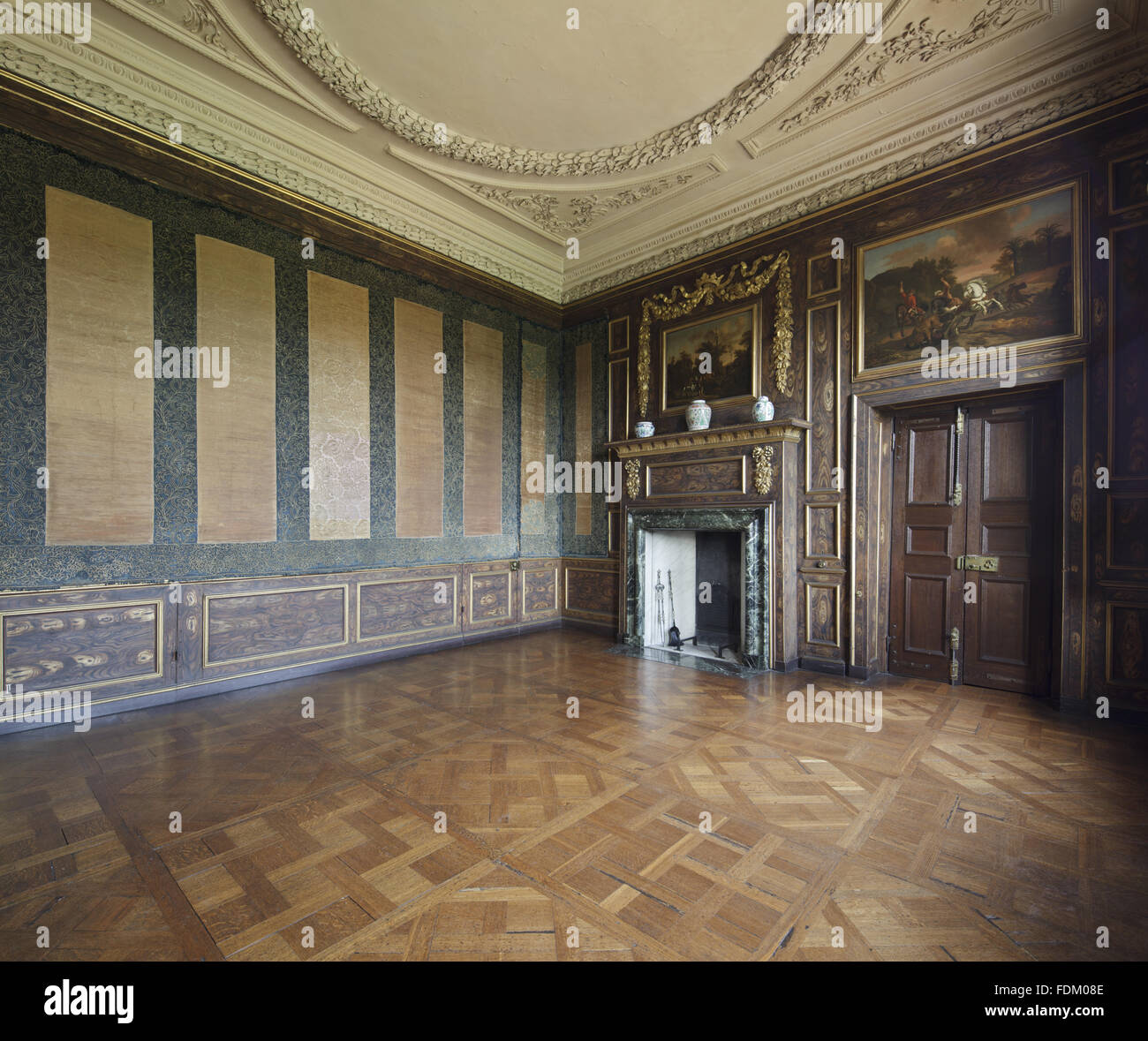 Die Königin Vorkammer Ham House, Surrey, mit Blick auf die Nord-Ost-Ecke zeigt die Wandbehänge ohne Möbel. Stockfoto