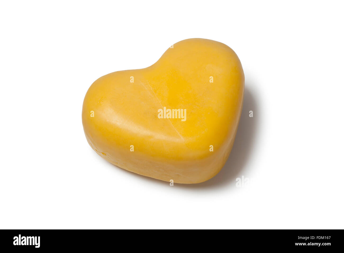 Ganzem Herzen geformt Gouda-Käse auf weißem Hintergrund Stockfoto