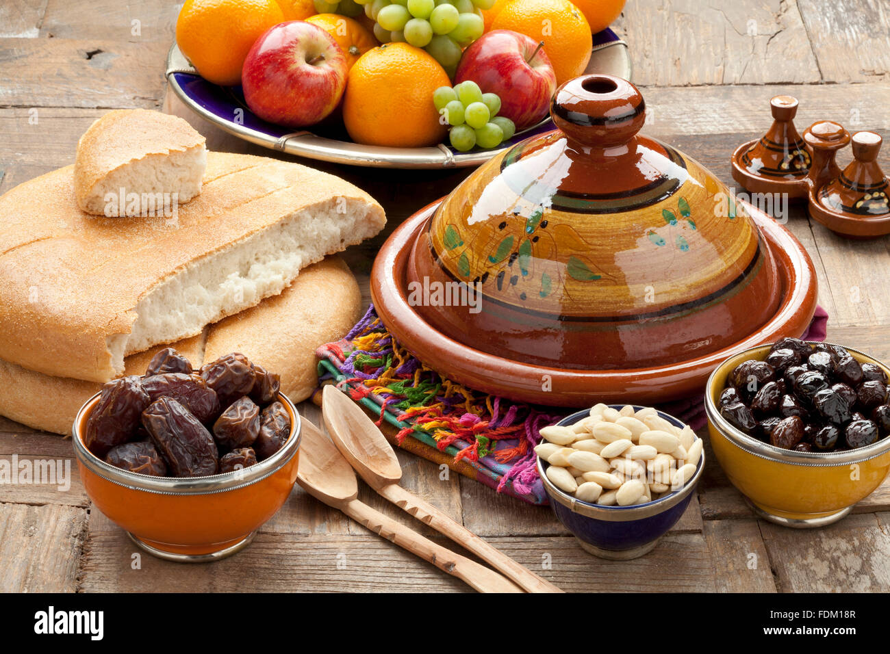 Marokkanisches Essen auf dem Tisch bereit, Essen Stockfoto