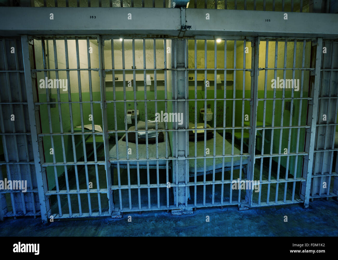 Gefängniszelle hinter den Gittern in Amerika Stockfoto