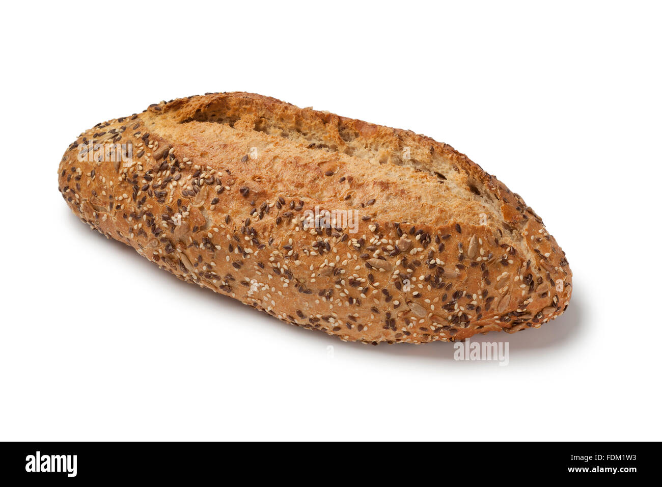 Ganzen Laib frisches Multi-Korn-Brot auf weißem Hintergrund Stockfoto