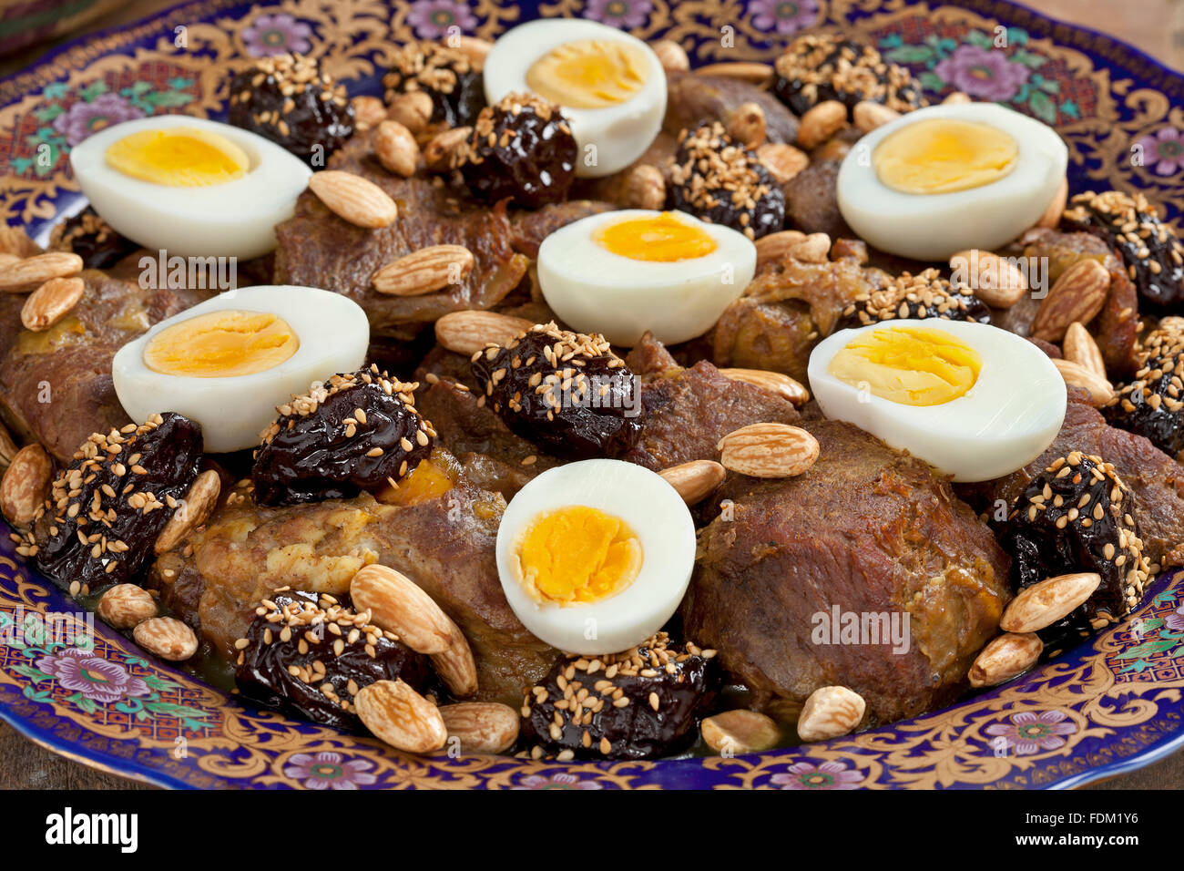 Marokkanische Feier Gericht mit Fleisch, Pflaumen, Mandeln und Eiern hautnah Stockfoto