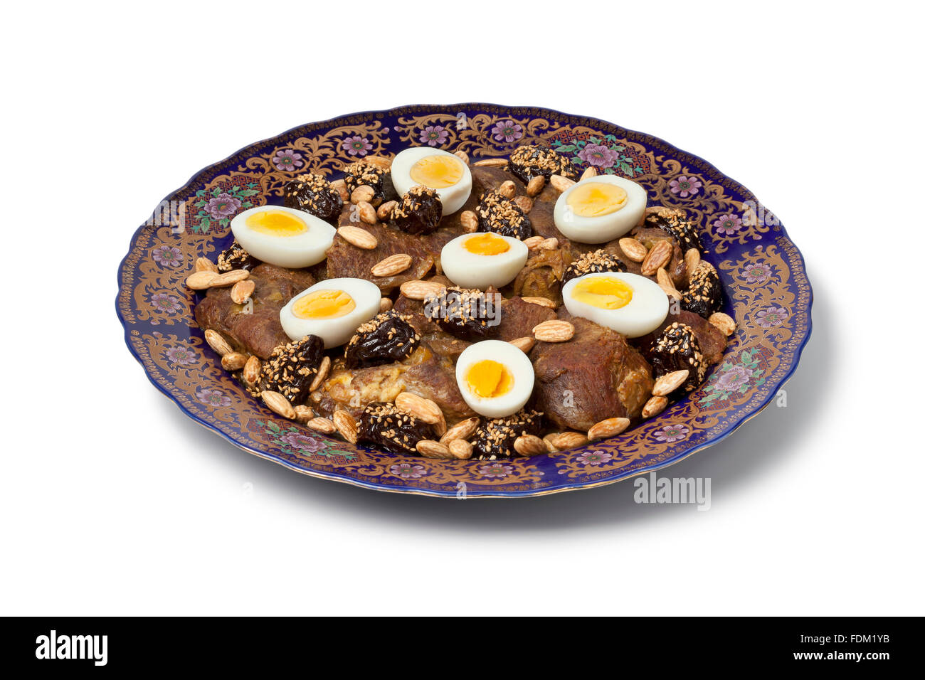 Marokkanische Feier Gericht mit Fleisch, Pflaumen, Mandeln und Eiern auf weißem Hintergrund Stockfoto