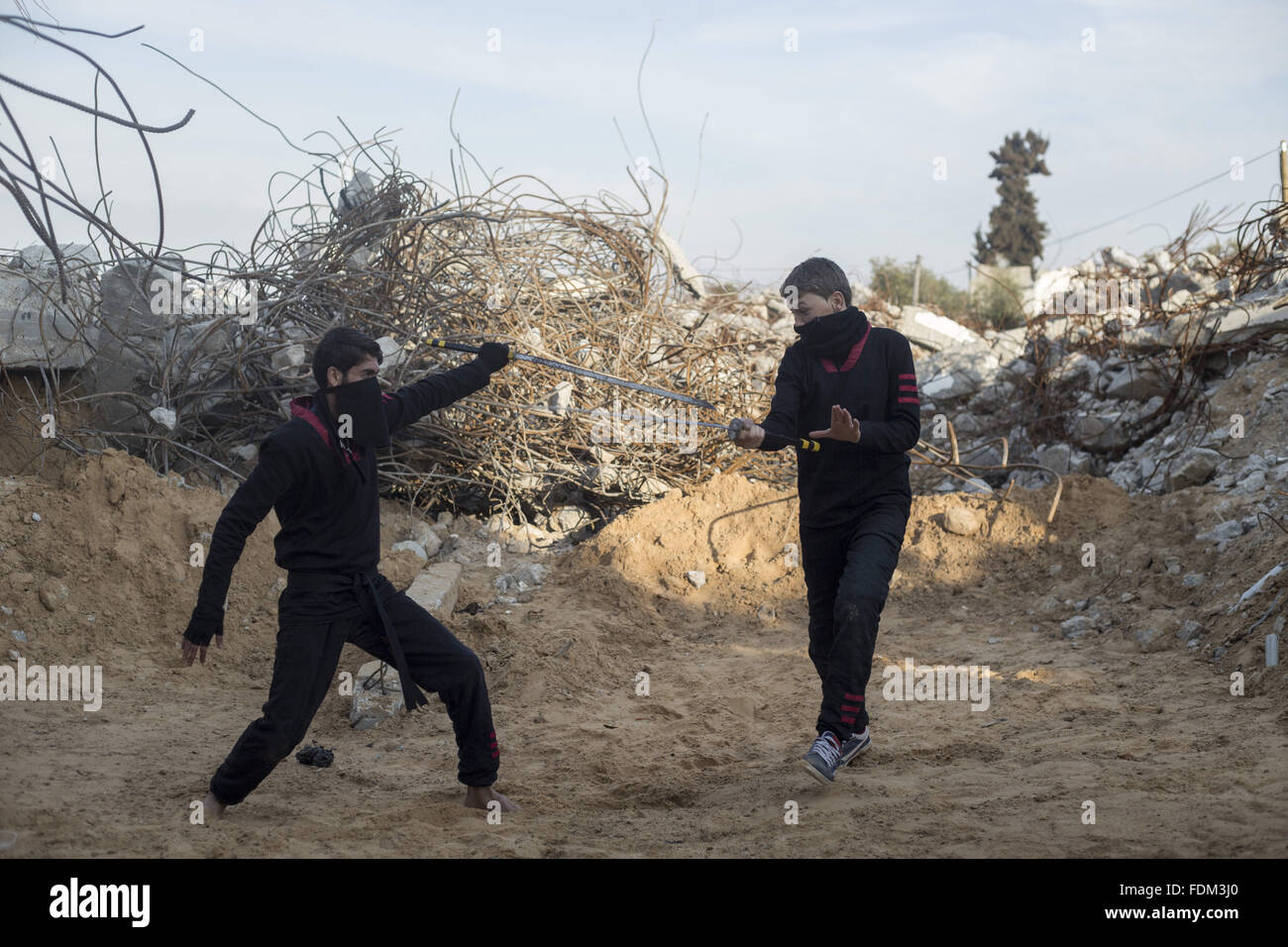 Beit Lahia, Gazastreifen, Palästina. 1. Februar 2016. Palästinensische Jugendlichen hält Schwerter sie üben das Ninja Martial Arts-Fähigkeiten zwischen den Trümmern der zerstörten Häuser im Al Nada Towers nördlichen Gaza-Streifen, israelische Armee weiter Al Nada Türme in dem letzten Gazakrieg 51 Tagen Beschuss. Bildnachweis: Mahmoud Issa/Quds Net News/ZUMA Draht/Alamy Live-Nachrichten Stockfoto