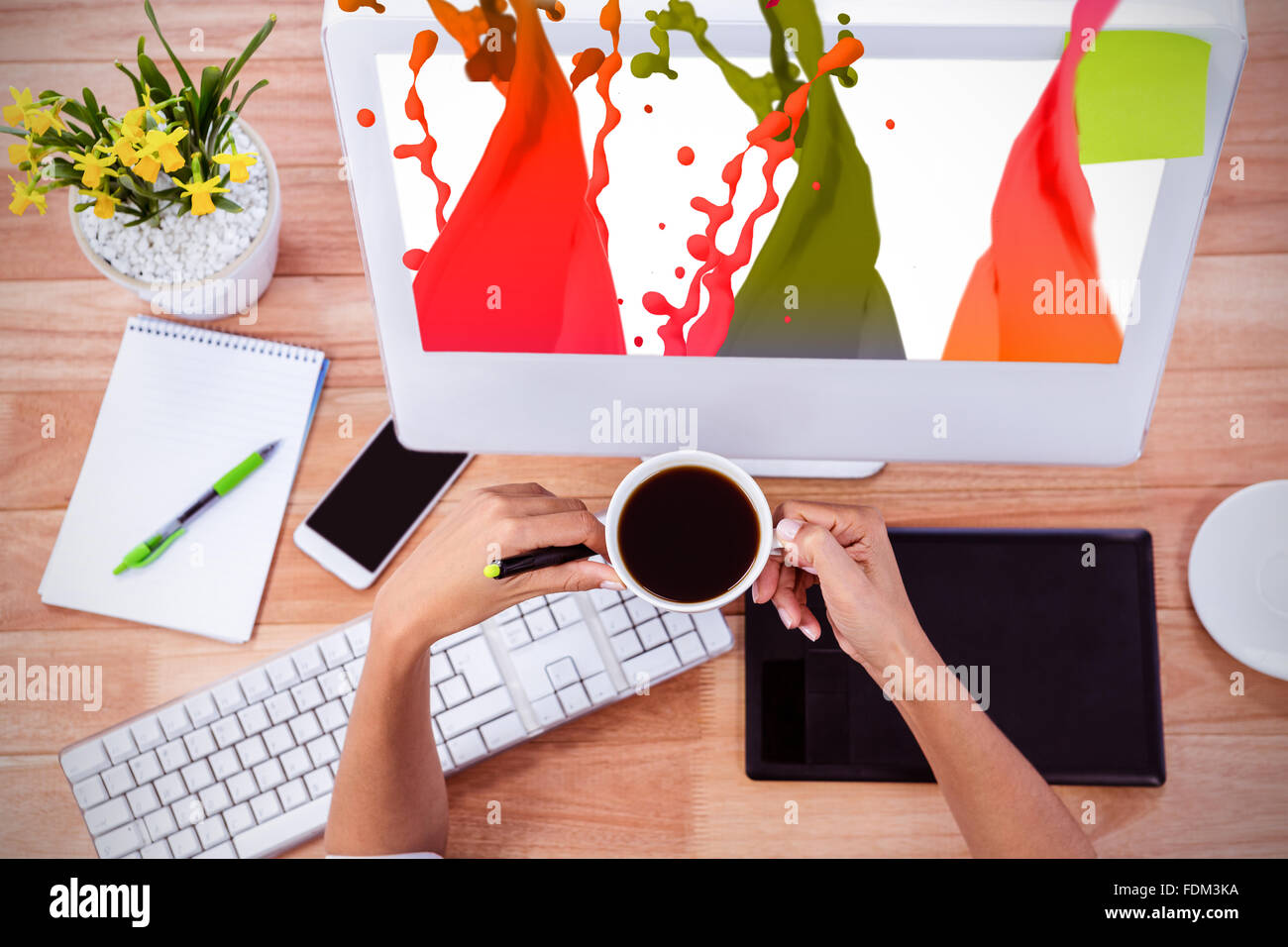 Zusammengesetzte Bild der rosa Farbe Spritzer und Tropfen Stockfoto
