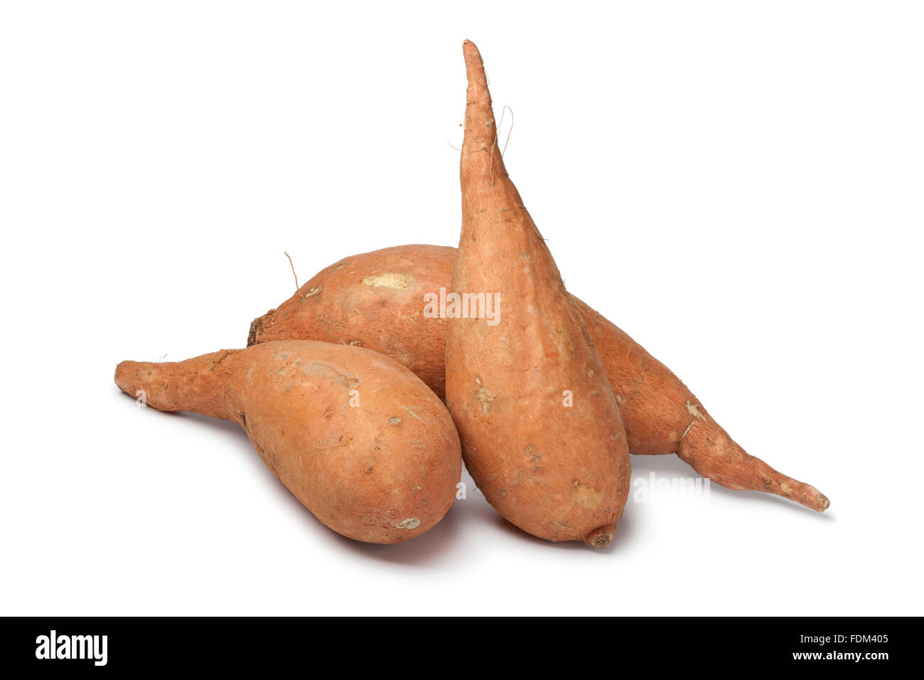 Frische süße Kartoffeln auf weißem Hintergrund Stockfoto