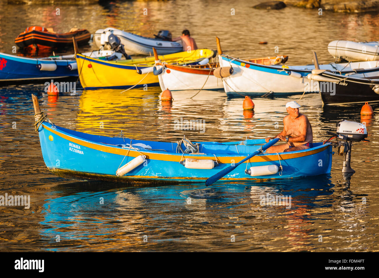 Ein Fischer mit seinem Boot Rückkehr in den Hafen von Vernazza, Cinque Terre (fünf Länder) Nationalpark, Ligurien, Italien. Stockfoto