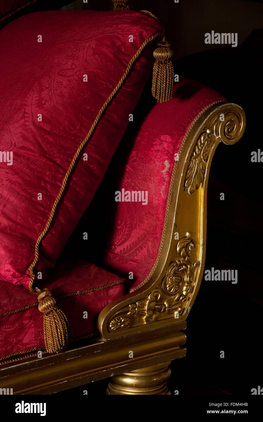 Detail des Sofas im Salon in der Felbrigg Hall in Norfolk. Es besteht aus rotem Damast mit vergoldeter Einfassung. NT Inventarnummer: 1398410 Stockfoto