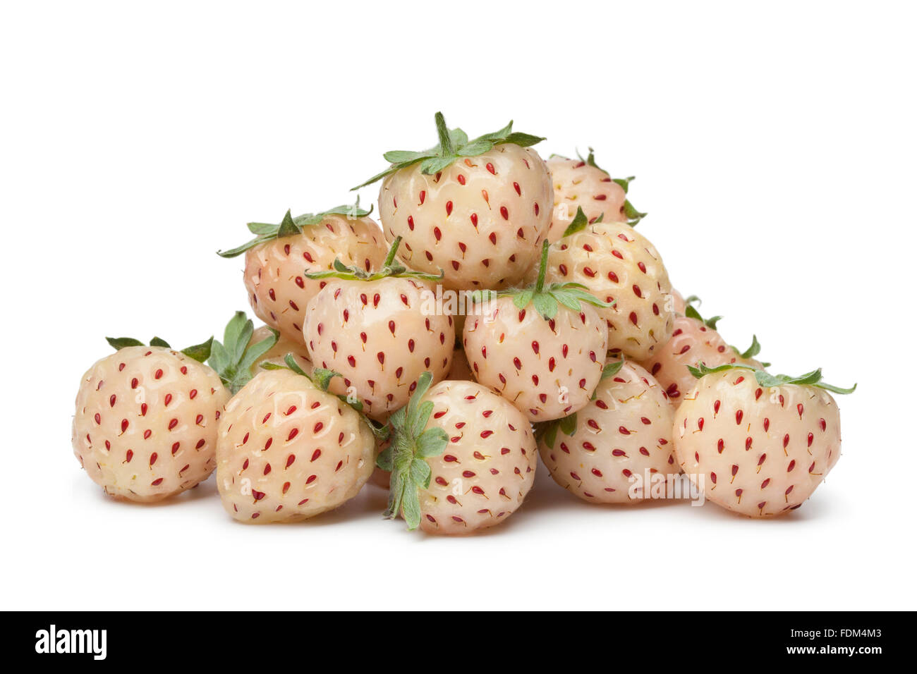 Haufen von frischen Pineberries auf weißem Hintergrund Stockfoto