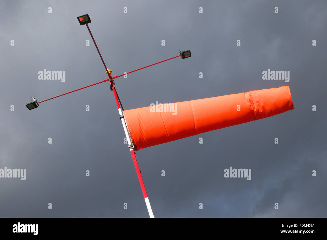 Beleuchtete Windsack Nachtflug ermöglichen die Lichter bei starkem Wind weht Stockfoto