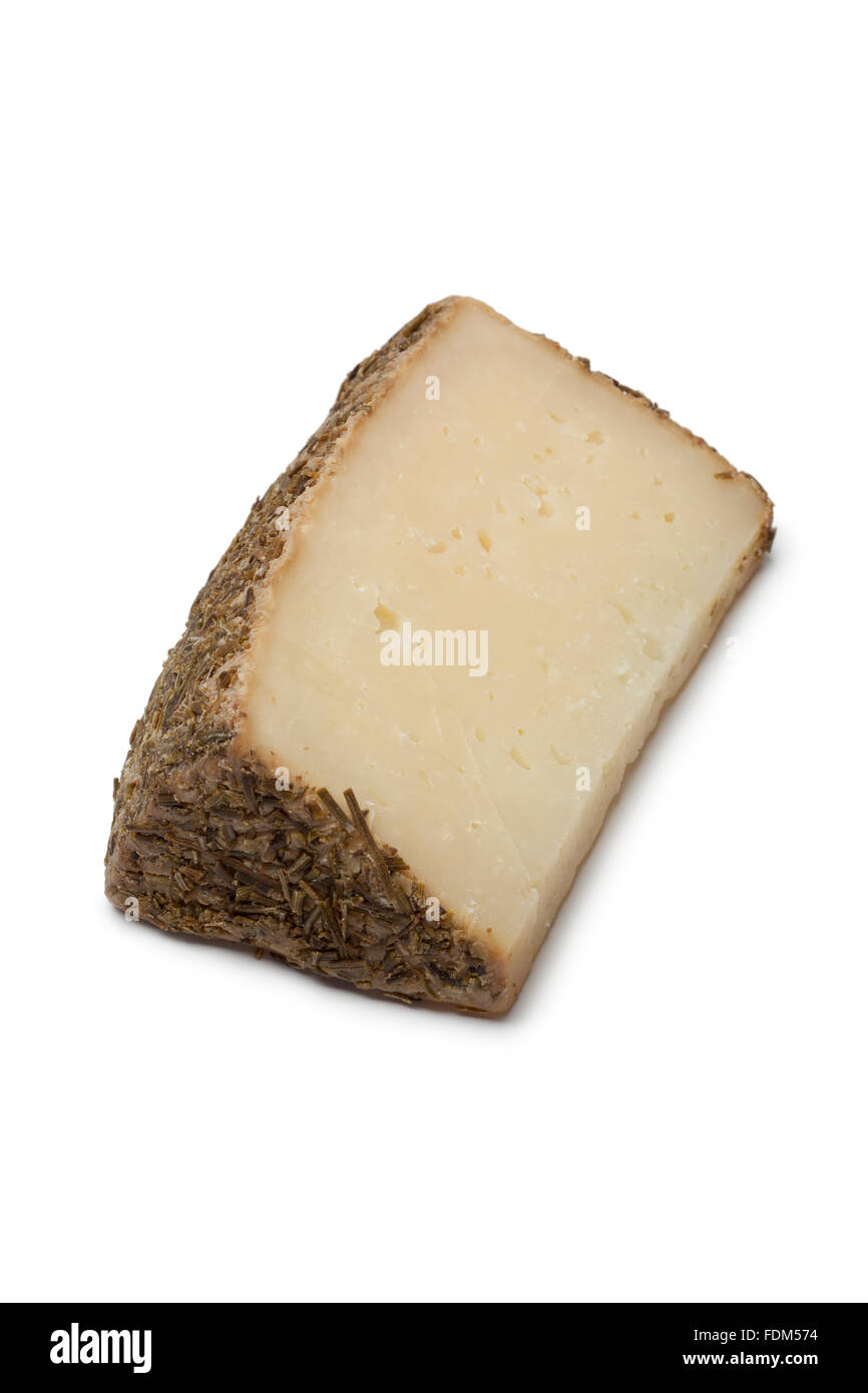 Stück spanischer Schafskäse mit Rosmarin Samen auf weißem Hintergrund Stockfoto