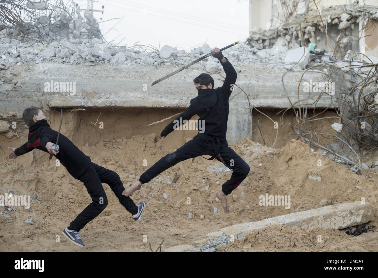 Beit Lahia, Gazastreifen, Palästina. 1. Februar 2016. Palästinensische Jugendlichen hält Schwerter sie üben das Ninja Martial Arts-Fähigkeiten zwischen den Trümmern der zerstörten Häuser im Al Nada Towers nördlichen Gaza-Streifen, israelische Armee weiter Al Nada Türme in dem letzten Gazakrieg 51 Tagen Beschuss. Bildnachweis: Mahmoud Issa/Quds Net News/ZUMA Draht/Alamy Live-Nachrichten Stockfoto