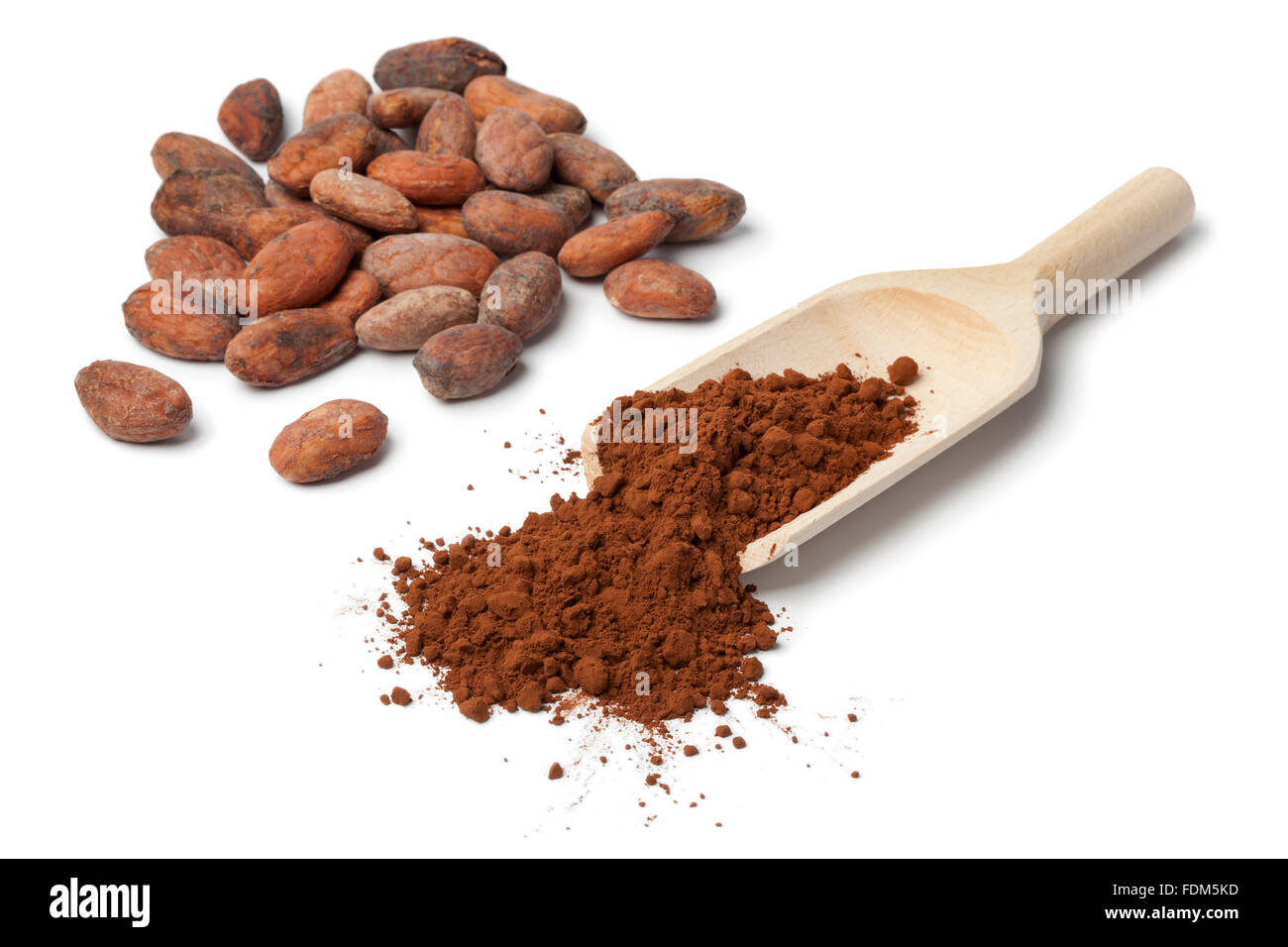 Fair-Trade-Cocoa-Bohnen und Cocoa auf weißem Hintergrund Stockfoto