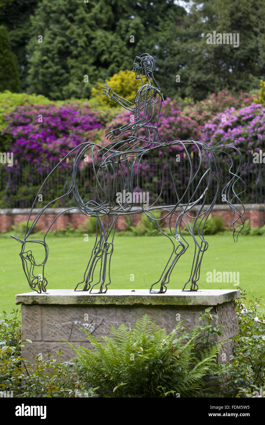 Offenen Metallarbeiten Reiterstandbild von einem Pferd und Reiter, 1975, durch Christopher Hobbs, im ummauerten Garten in Hare Hill, Cheshire. National Trust Inventarnummer: 215006. Stockfoto