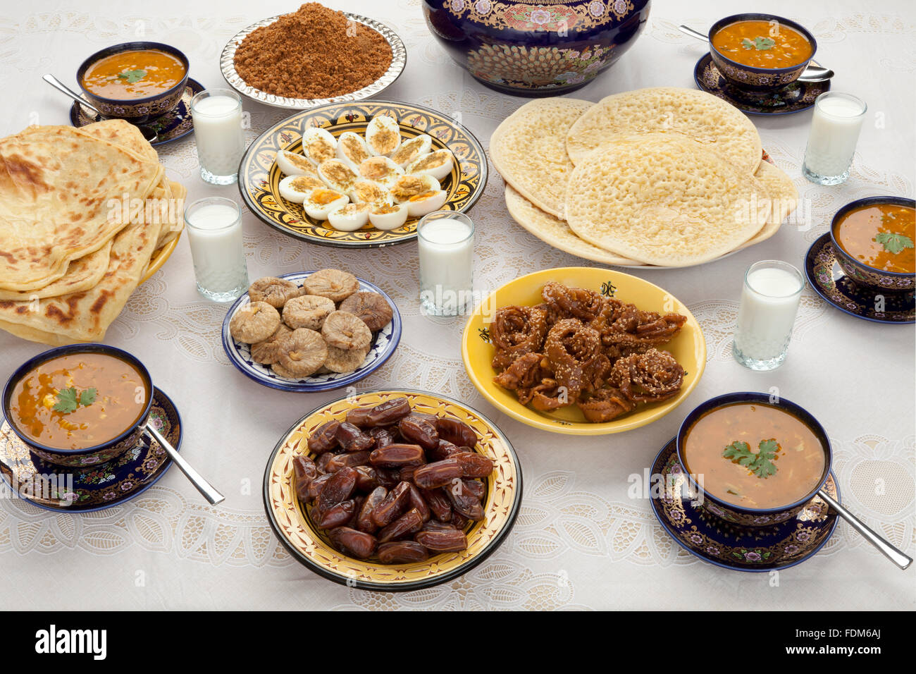 Traditionelle marokkanische Gerichte für Iftar in der Zeit des Ramadan nachdem das Fasten gebrochen wurde Stockfoto