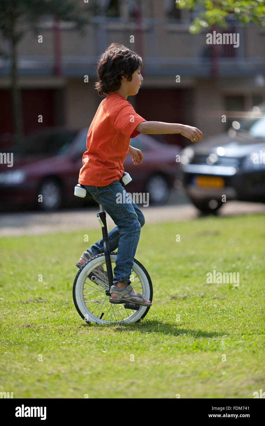 Junge, balancieren auf einem Einrad im park Stockfoto Junge, balancieren auf einem Einrad im park Stockfoto