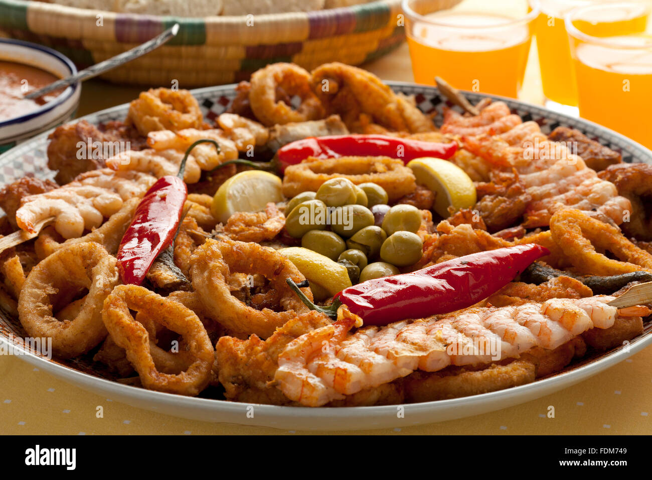 Traditionelle marokkanische Fischgericht mit Sauce, Oliven und Brot Stockfoto