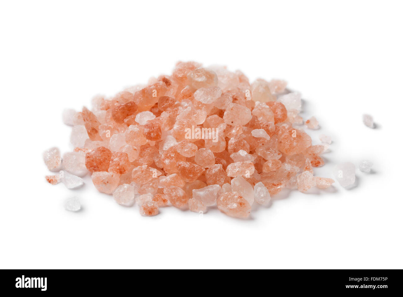 Haufen von rosa Himalaya-Salz auf weißem Hintergrund Stockfoto