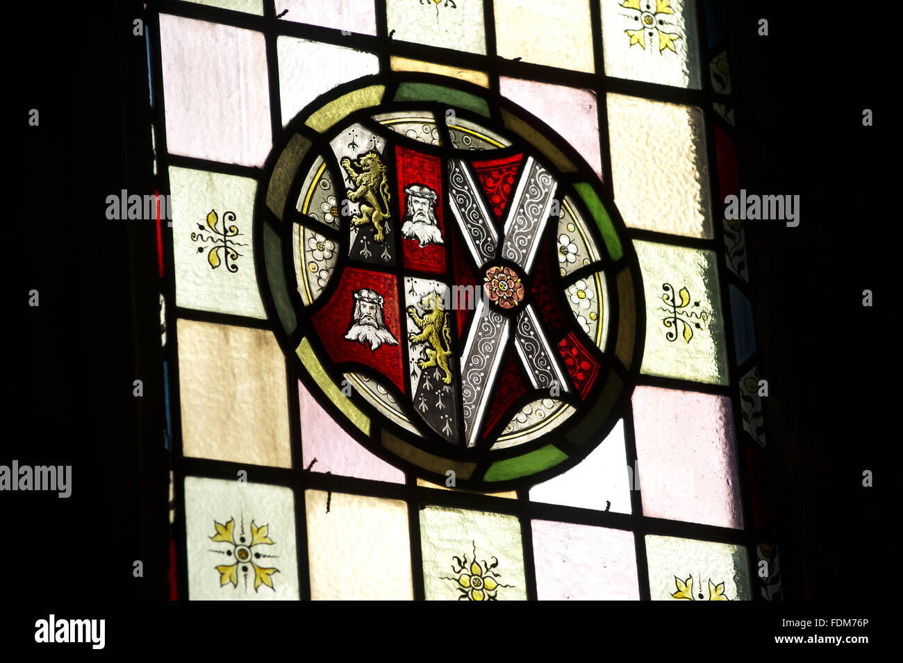 Buntglas ein Wappen in einem Fenster bei Bodysgallen Hall Hotel, Restaurant und Spa, Llandudno, Conwy, Wales. Stockfoto