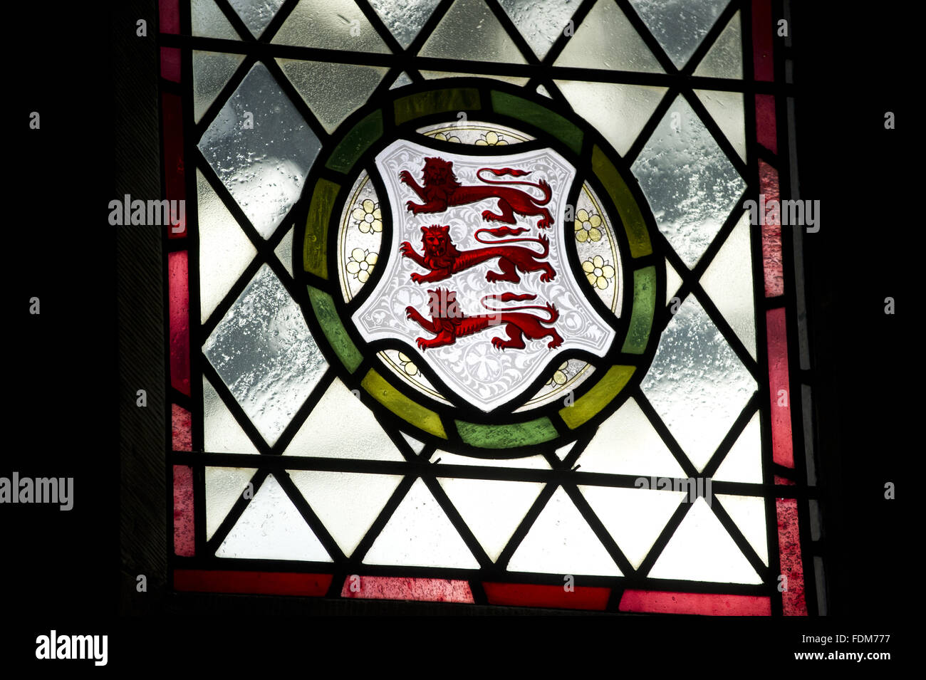 Buntglas ein Wappen in einem Fenster bei Bodysgallen Hall Hotel, Restaurant und Spa, Llandudno, Conwy, Wales. Stockfoto