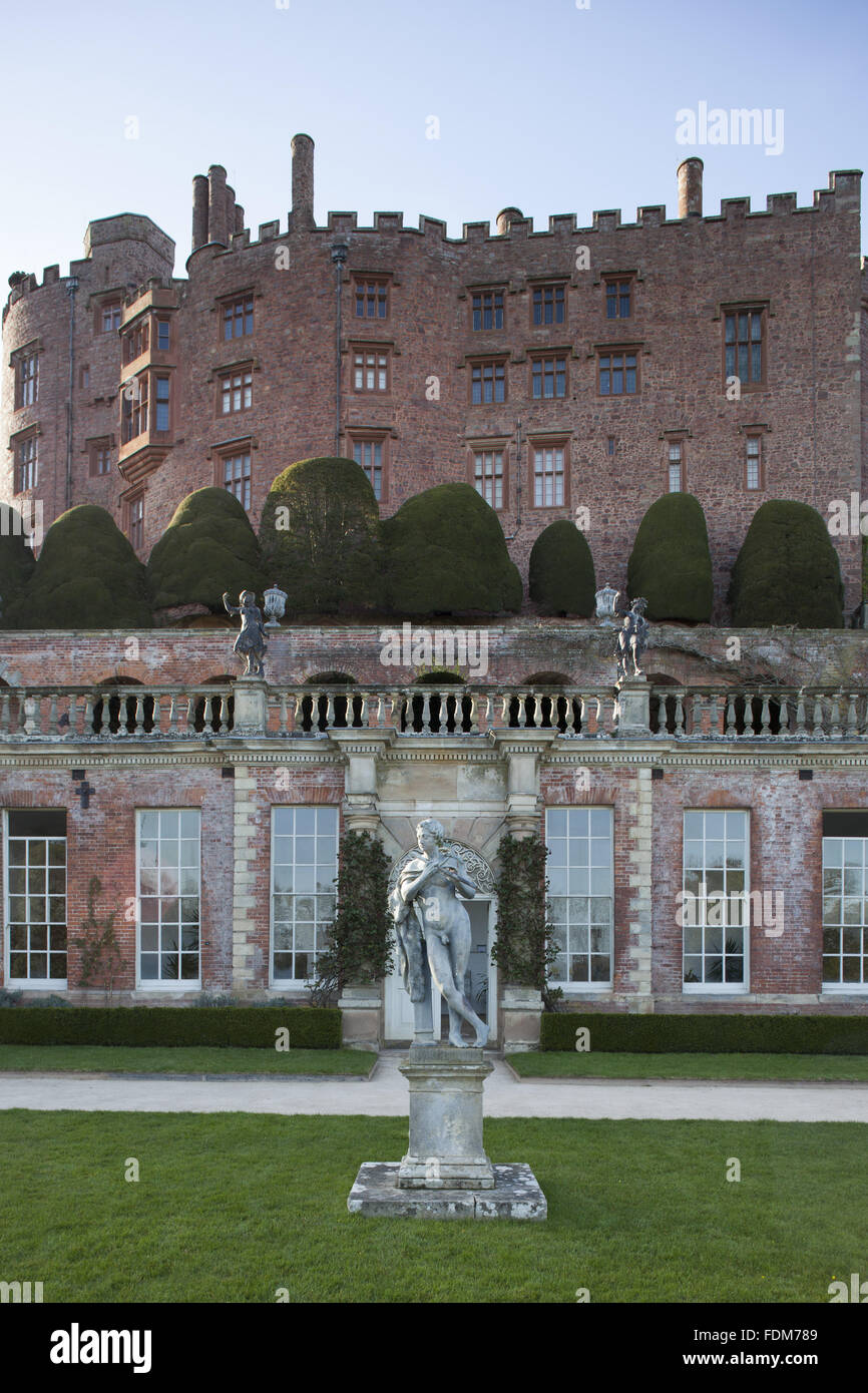 C18th führen Statue eines Hirten von John Van Nost auf der Terrasse der Orangerie im Frühjahr am Powis Castle and Garden, Welshpool, Powys. Die Orangerie und die Burg sind im Hintergrund. Stockfoto