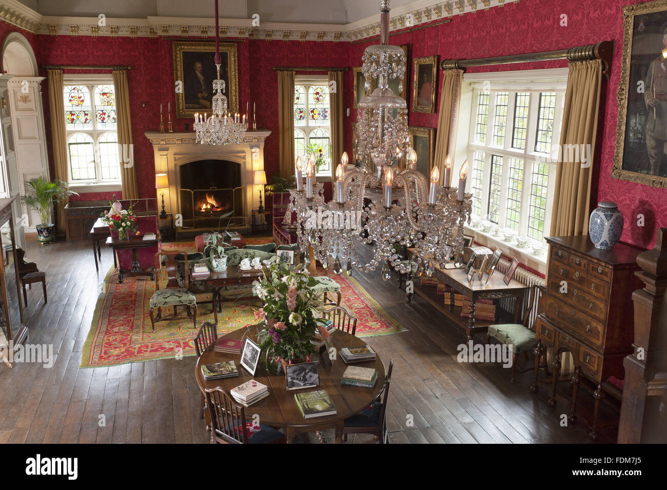 Der Salon am Coughton Hof, Warwickshire. Das Zimmer war erst 1853 als Kapelle genutzt und in seiner jetzigen Form im Jahre 1910 erstellt. Der Kronleuchter wurde von Perry & Co von Birmingham, irgendwann zwischen 1870 und 1910 gemacht. Stockfoto