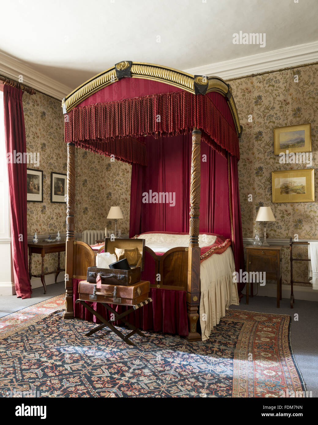 Die Wisteria-Schlafzimmer im Dunster Castle, Somerset, mit dem Anfang des 19. Jahrhunderts Himmelbett mit Seide Bettdecke bestickt im späten achtzehnten Jahrhundert von Mary Drewe. Stockfoto