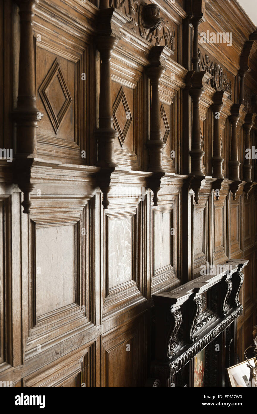 Dem sechzehnten Jahrhundert hölzerne Verkleidungen im Speisesaal am Coughton Hof, Warwickshire. Stockfoto