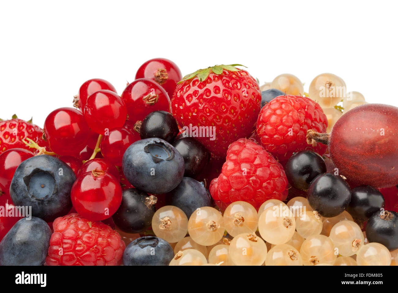 Zusammensetzung der Sommerbeeren auf weißem Hintergrund Stockfoto