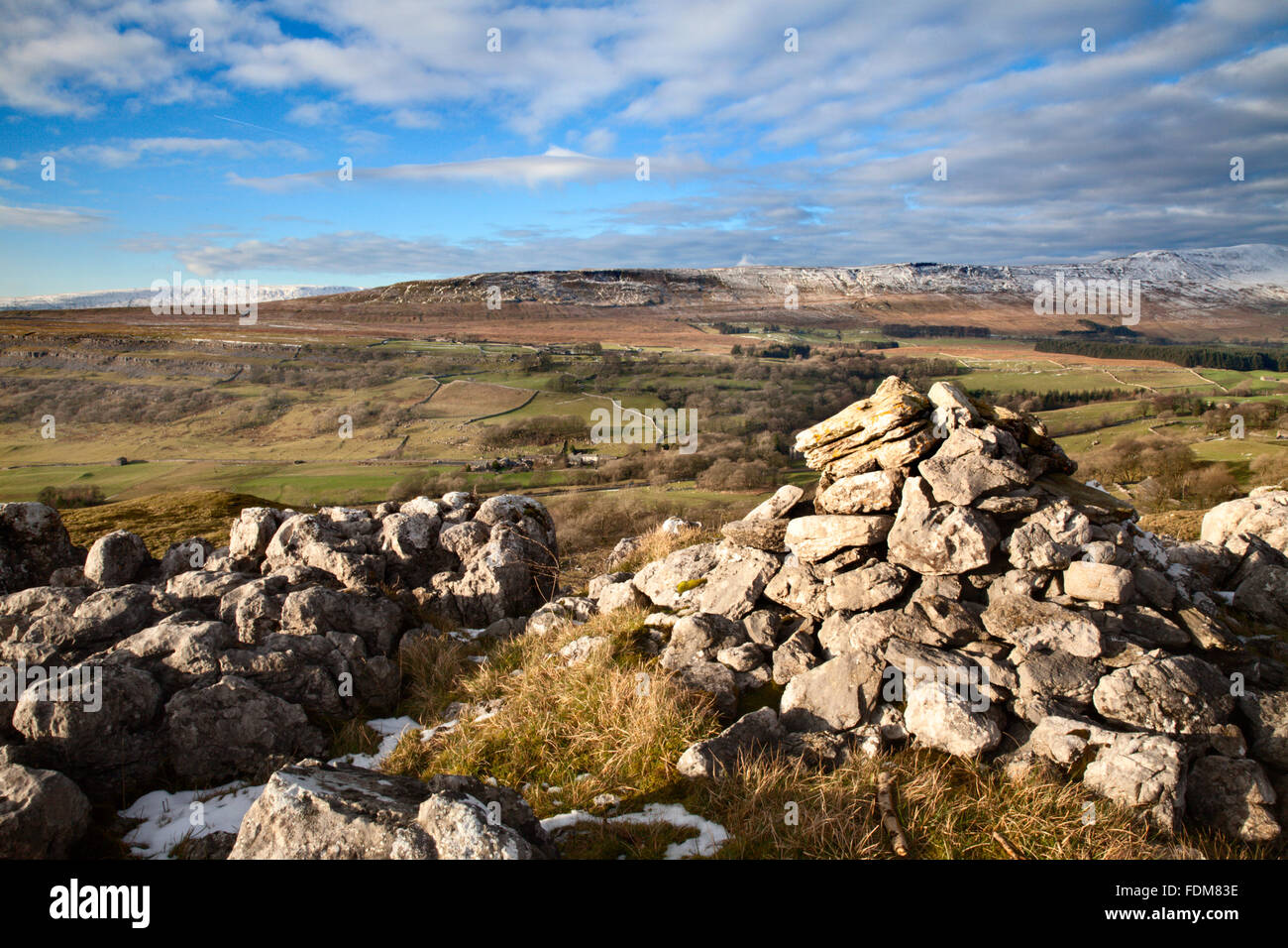 Cairn auf Southerscales und Blick auf Skalen Moor in Winterkapelle le Dale Yorkshire Dales England Stockfoto