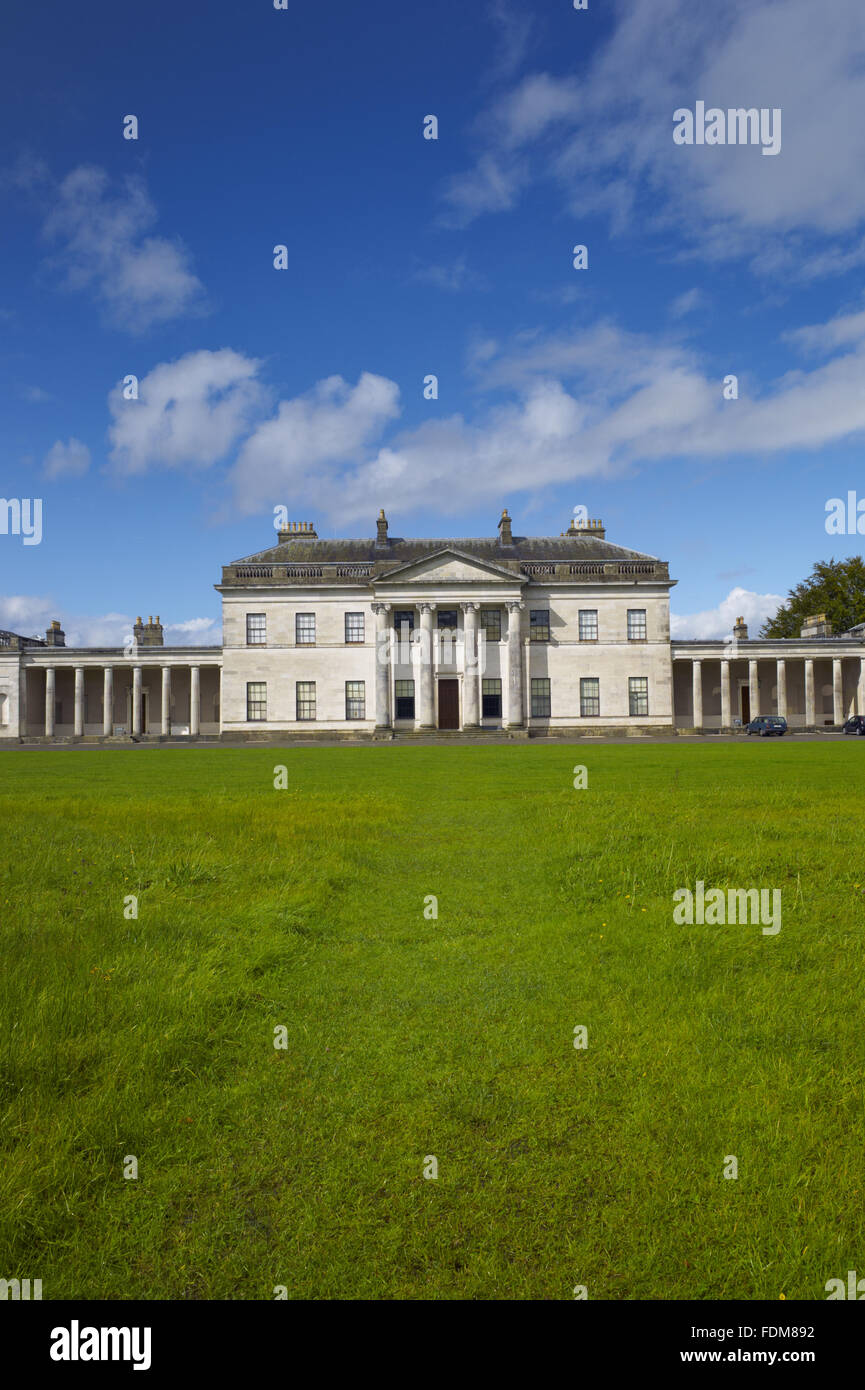 Die Südfassade am Castle Coole, Grafschaft Fermanagh. Das Haus, entworfen von James Wyatt wurde 1789 bis 1795 erbaut. Stockfoto