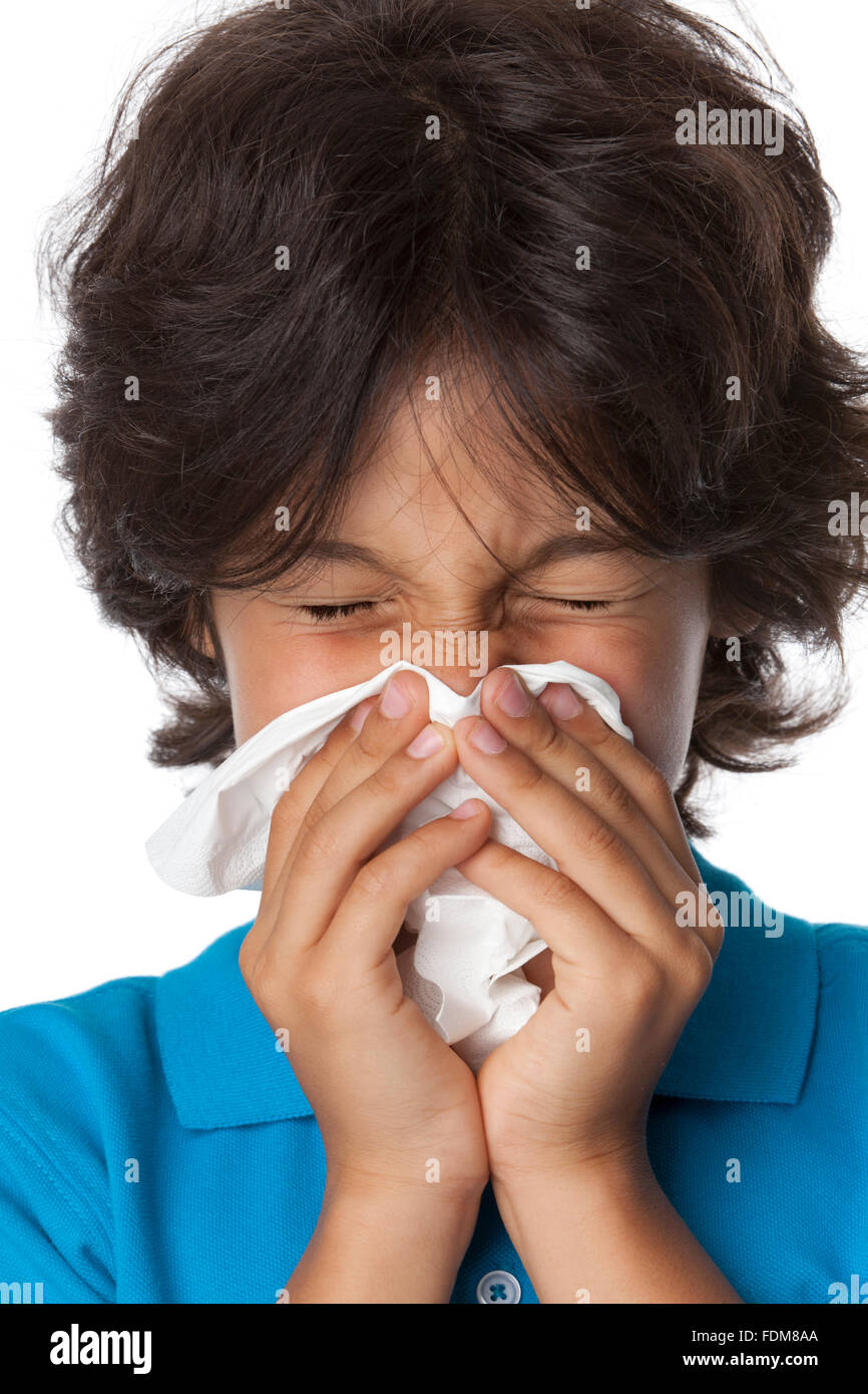 Kleiner Junge bläst seine Nase auf weißem Hintergrund Stockfoto