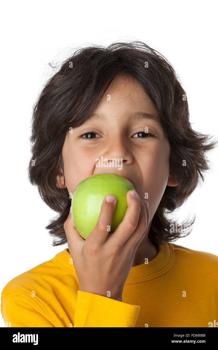 Kleiner Junge, der einen grünen Apfel zu essen, auf weißem Hintergrund Stockfoto