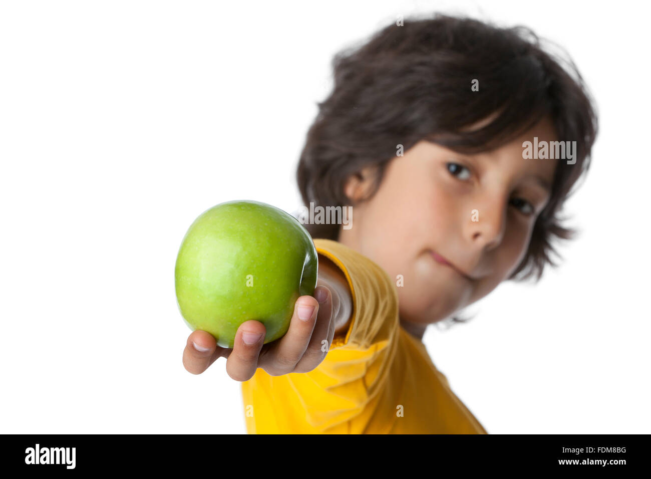 Kleiner Junge herausragen eines grünen Apfels auf weißem Hintergrund, Stockfoto