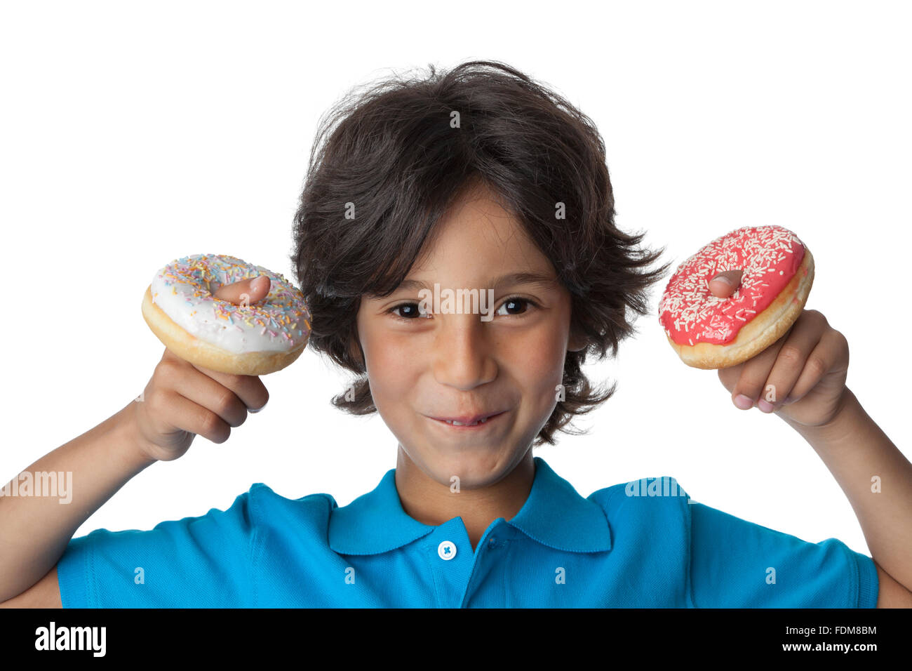 Kleiner Junge macht Spaß mit Donuts auf weißem Hintergrund, Stockfoto