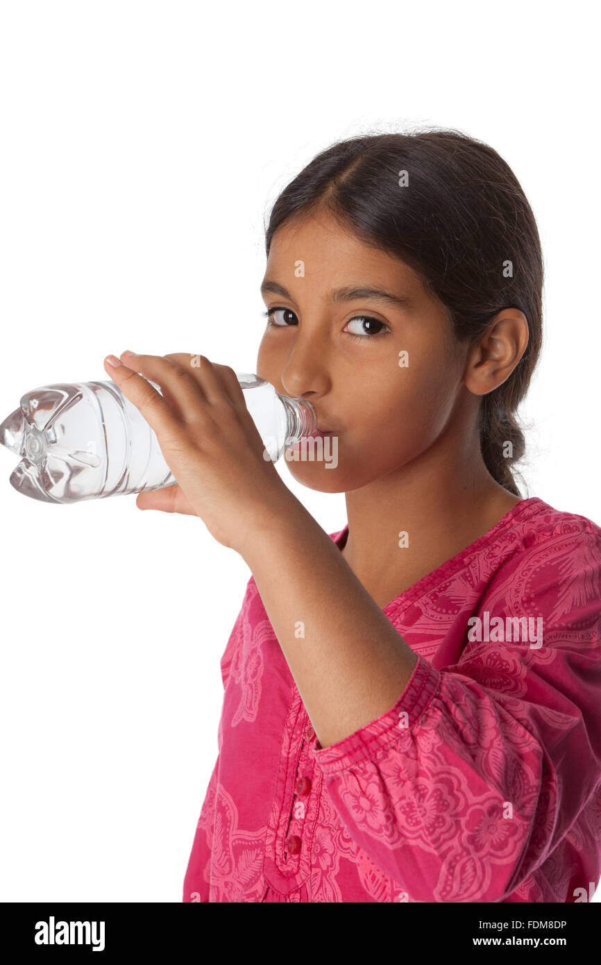 Junge Teenager-Mädchen trinken frische Wasser aus einer Flasche auf weißem Hintergrund Stockfoto