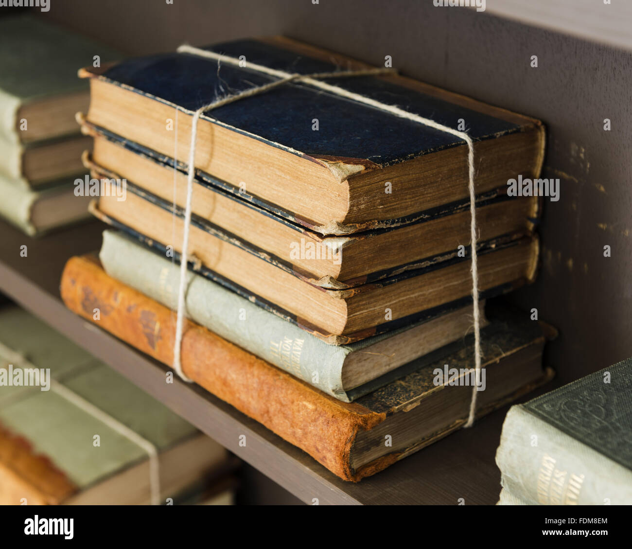 Bücher in der Willkommen Stube in Coleridge Häuschen, Somerset. Coleridge Häuschen war die Heimat von Coleridge zwischen 1797 und 1800. Stockfoto