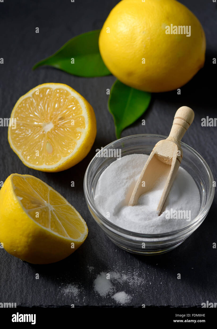 Zitronensaft und Backpulver für natürliche Gesicht Peeling Stockfoto