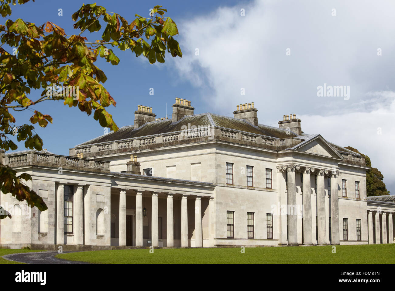 Die Südfassade am Castle Coole, Grafschaft Fermanagh. Das Haus, entworfen von James Wyatt wurde 1789 bis 1795 erbaut. Stockfoto