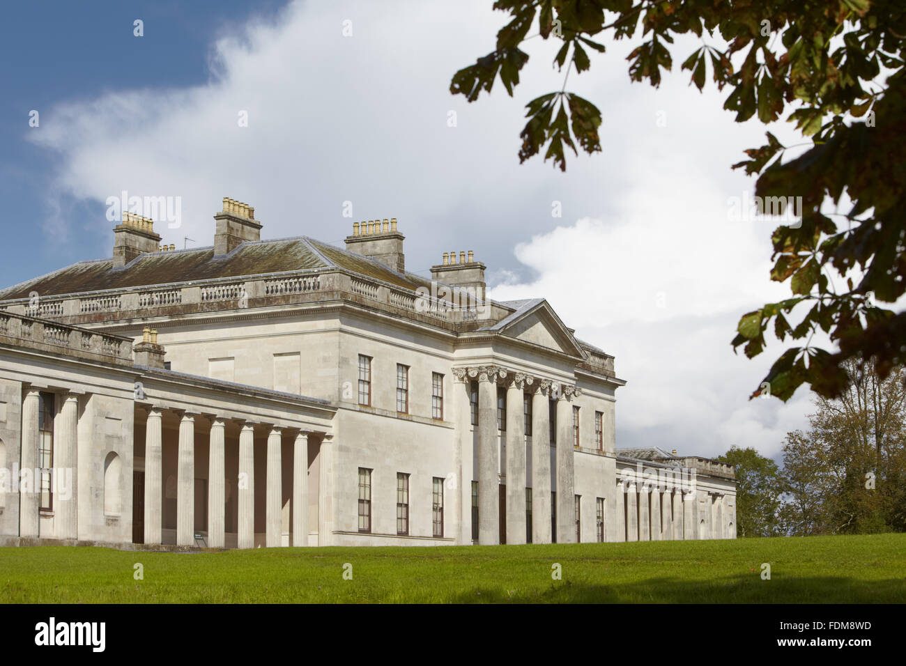 Die Südfassade am Castle Coole, Grafschaft Fermanagh. Das Haus, entworfen von James Wyatt wurde 1789 bis 1795 erbaut. Stockfoto