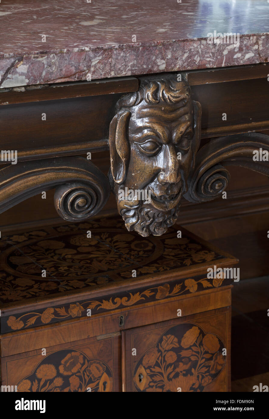 Geschnitzte Satyr auf einen frühen achtzehnten Jahrhundert, George II Stil Beistelltisch im Tyrconnel Zimmer im Belton House, Lincolnshire. National Trust Inventarnummer 434877. Stockfoto